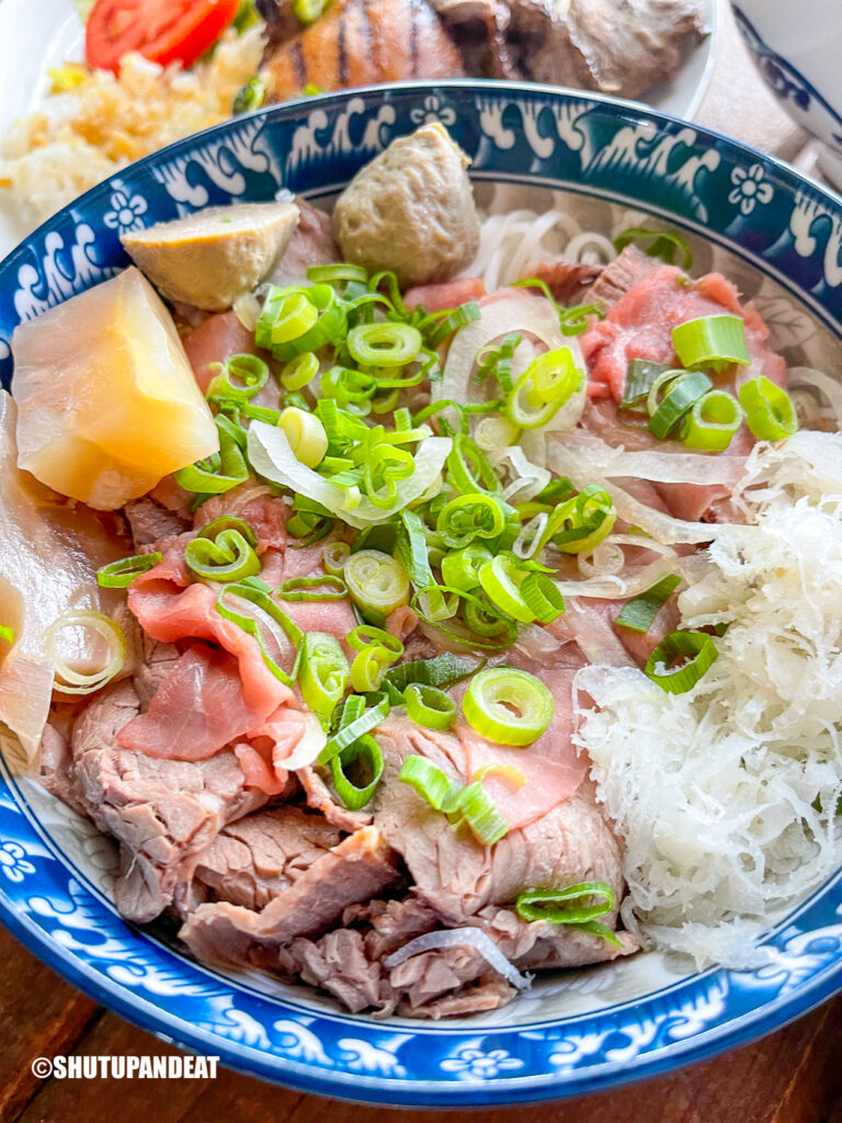 pho dac biet noodles